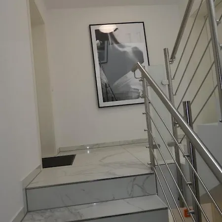 Bella * Κόμπλεντς